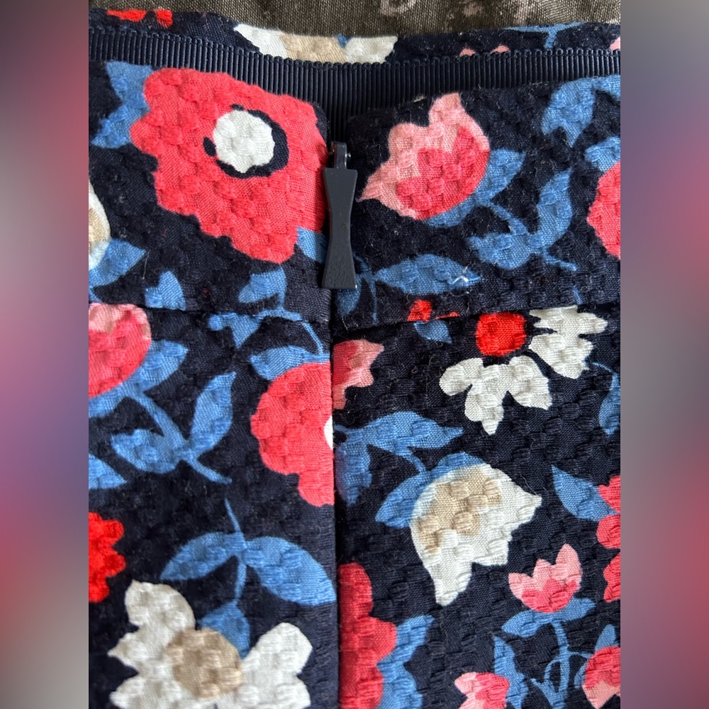 Kate Spade Red/Blue Daisy Jacquard Skirt Size 8 - Picture 4 of 6
